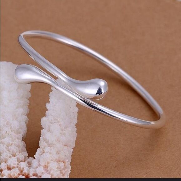 Silver teardrop set marked .925 - Picture 8 of 11